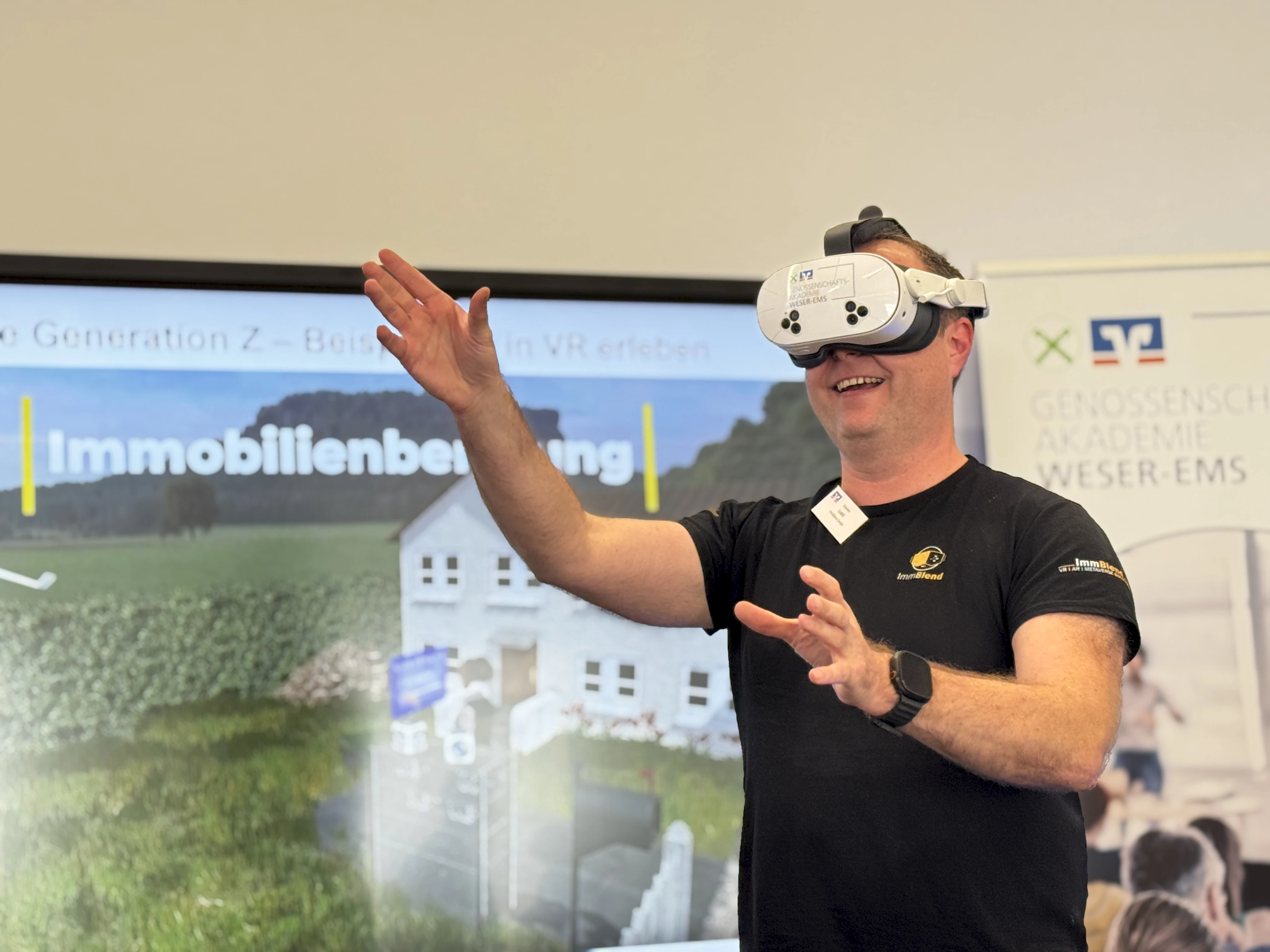Stefan Lohß, Geschäftsführer ImmBlend GmbH, stellt die Immobilienberatung mit Unterstützung von VR-Brillen vor.