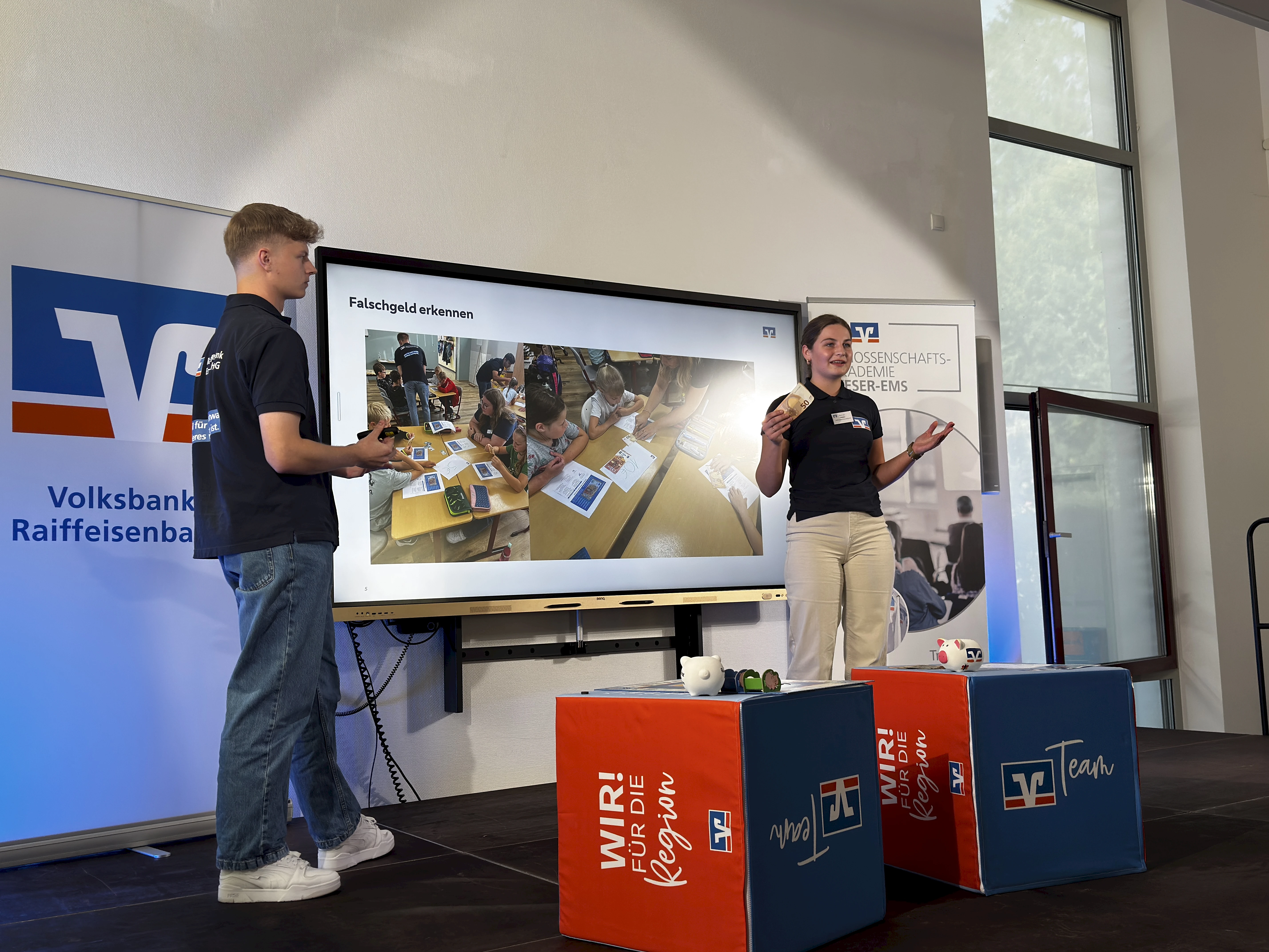 Niko Benten und Marie-Luise Többen präsentieren das Projekt „Sparfüchse auf Mission“ der Raiffeisenbank Ems-Vechte eG.