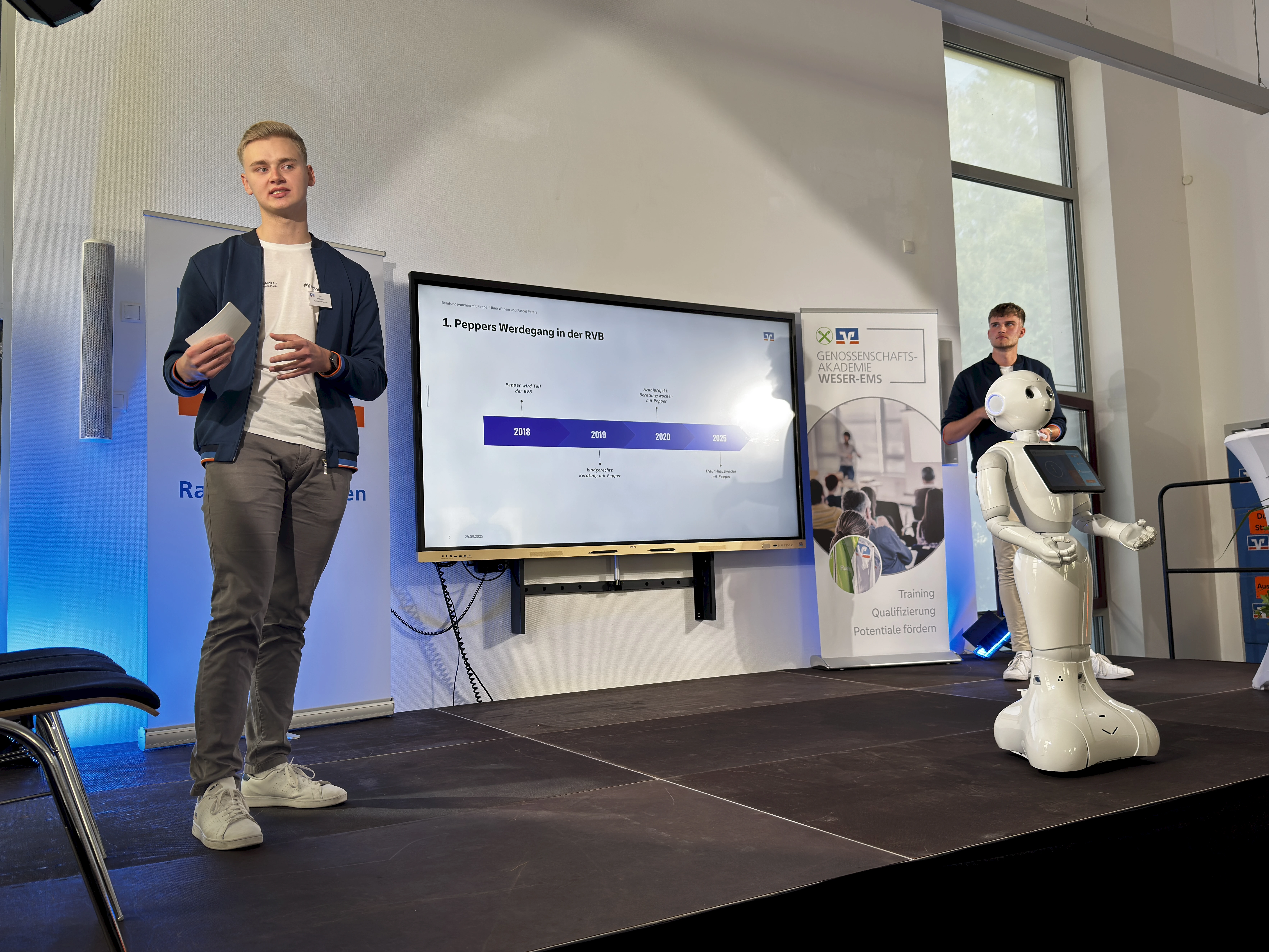 Gemeinsam mit der humanoiden Roboterdame Pepper stellten Ihno Wilhelm und Pascal Peters (v.l.) von der Raif-feisen-Volksbank eG in Aurich die digitale Beratung für junge Kunden vor.