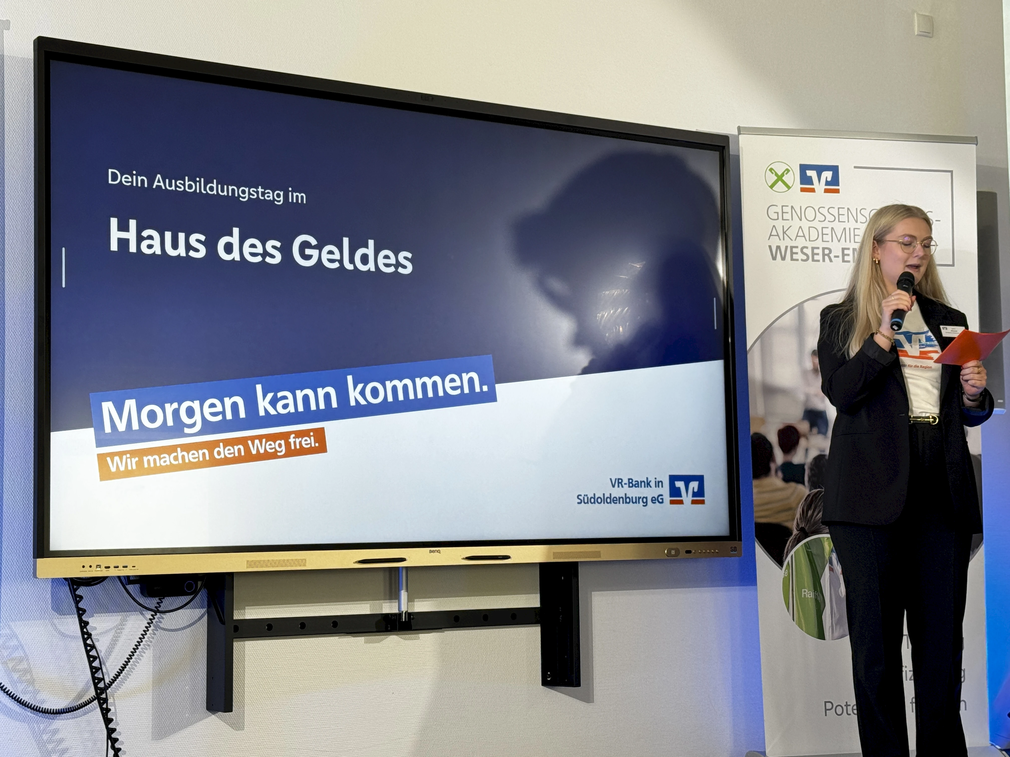 Celine Ahrens von der VR-Bank in Südoldenburg eG stellte gemeinsam mit dem Azubi-Team das Projekt „Haus des Geldes“ vor.