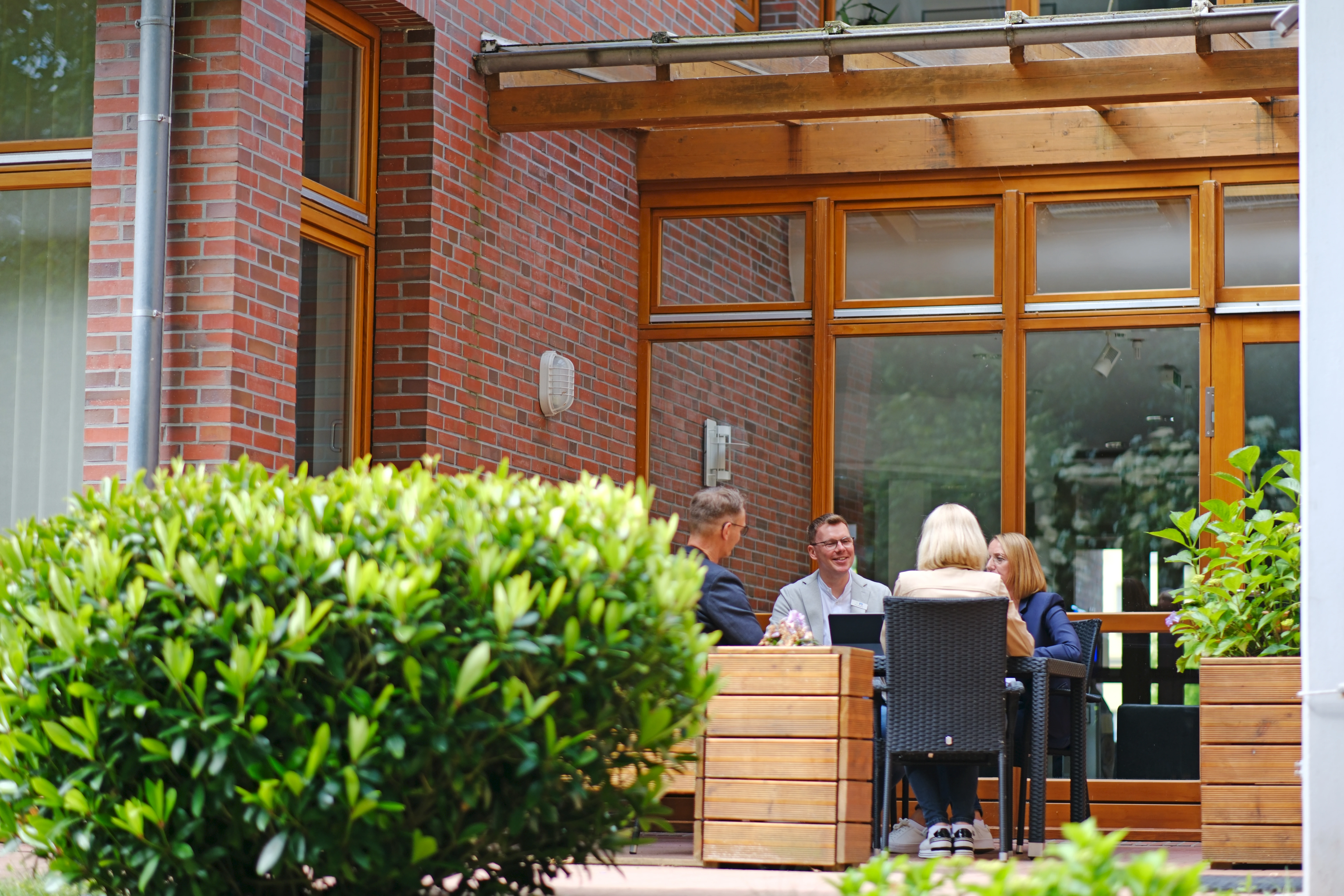 Seminar-Pause im Garten